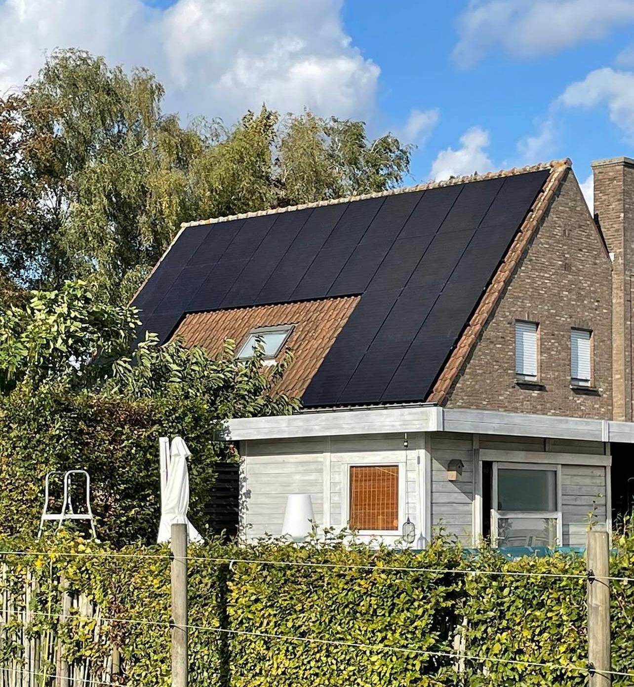Volzwarte zonnepanelen over twee dakvlakken van een vrijstaande woning