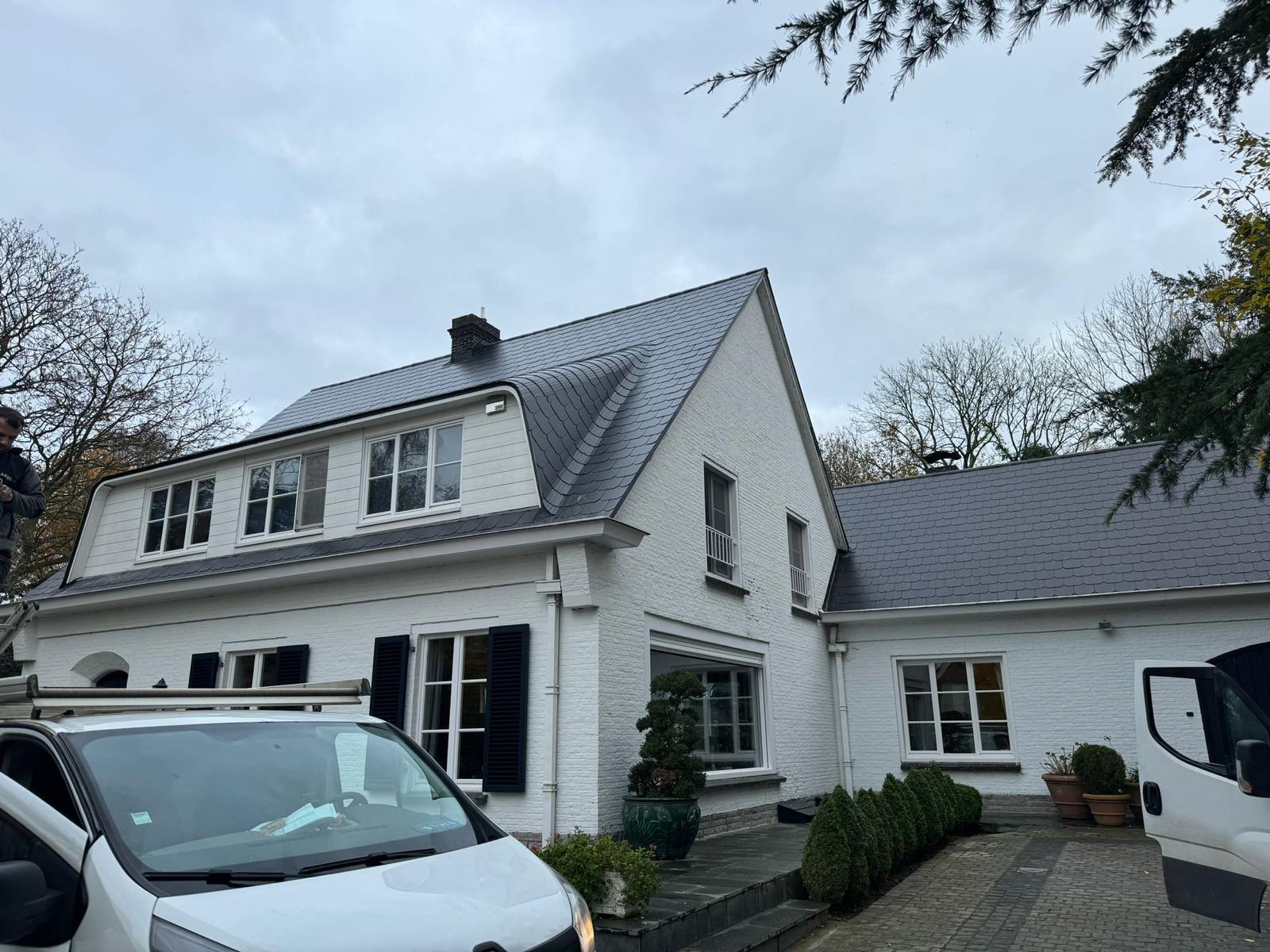 Witte villa met vernieuwd leien dak en gerenoveerde dakkapel