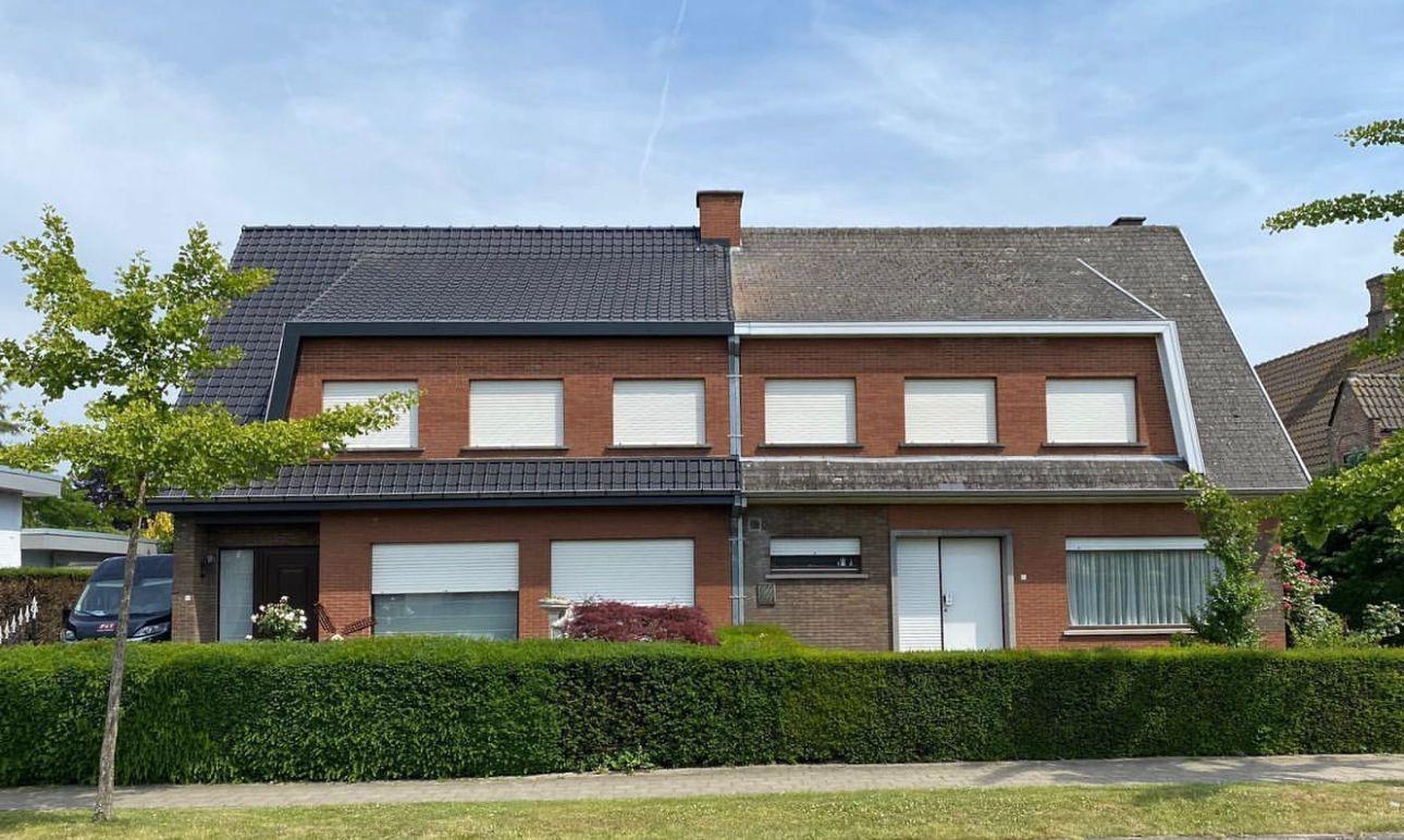 Halfopen bebouwing met één volledig vernieuwd dakvlak in donkere pannen