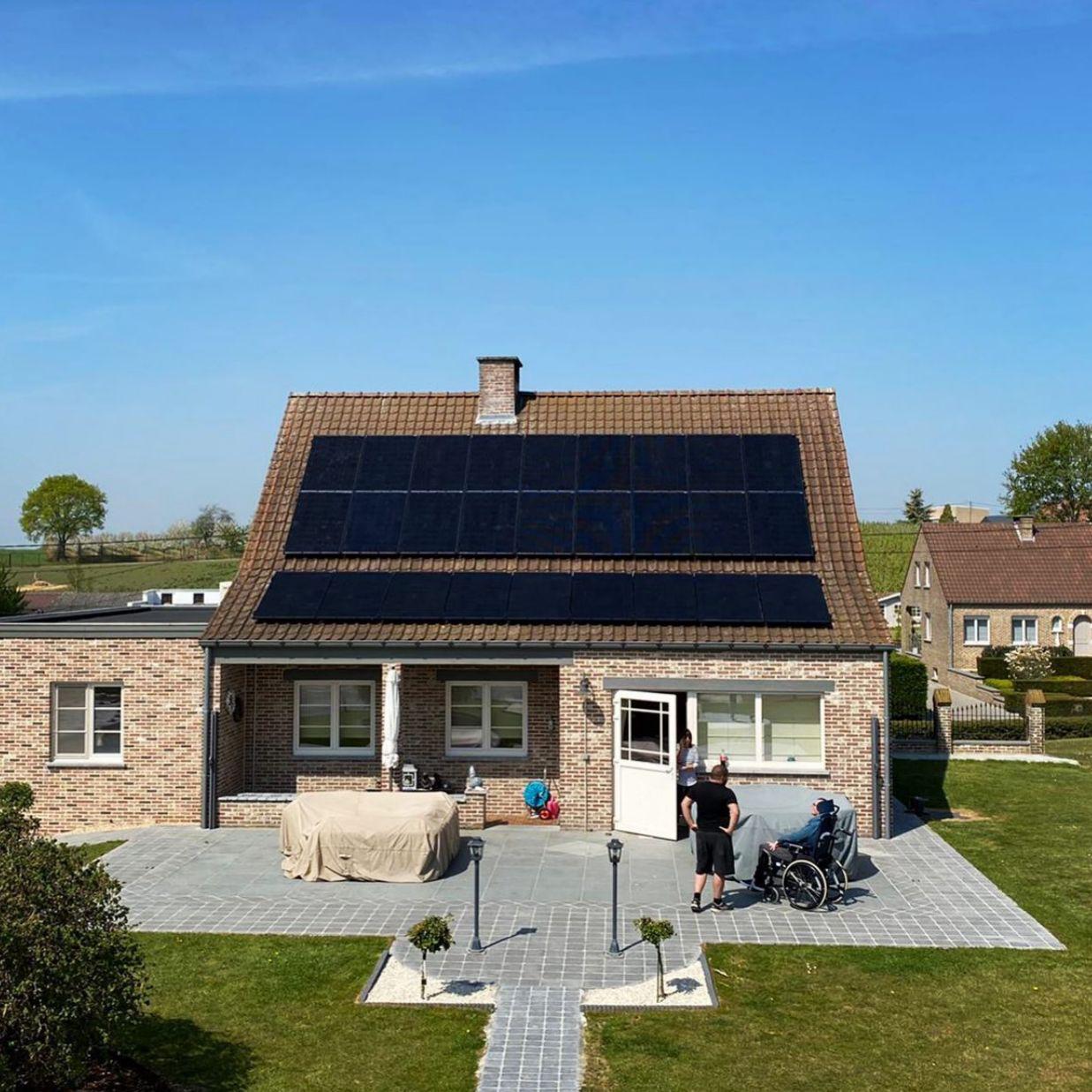 Volzwarte zonnepanelen op een hellend pannendak van een vrijstaande woning