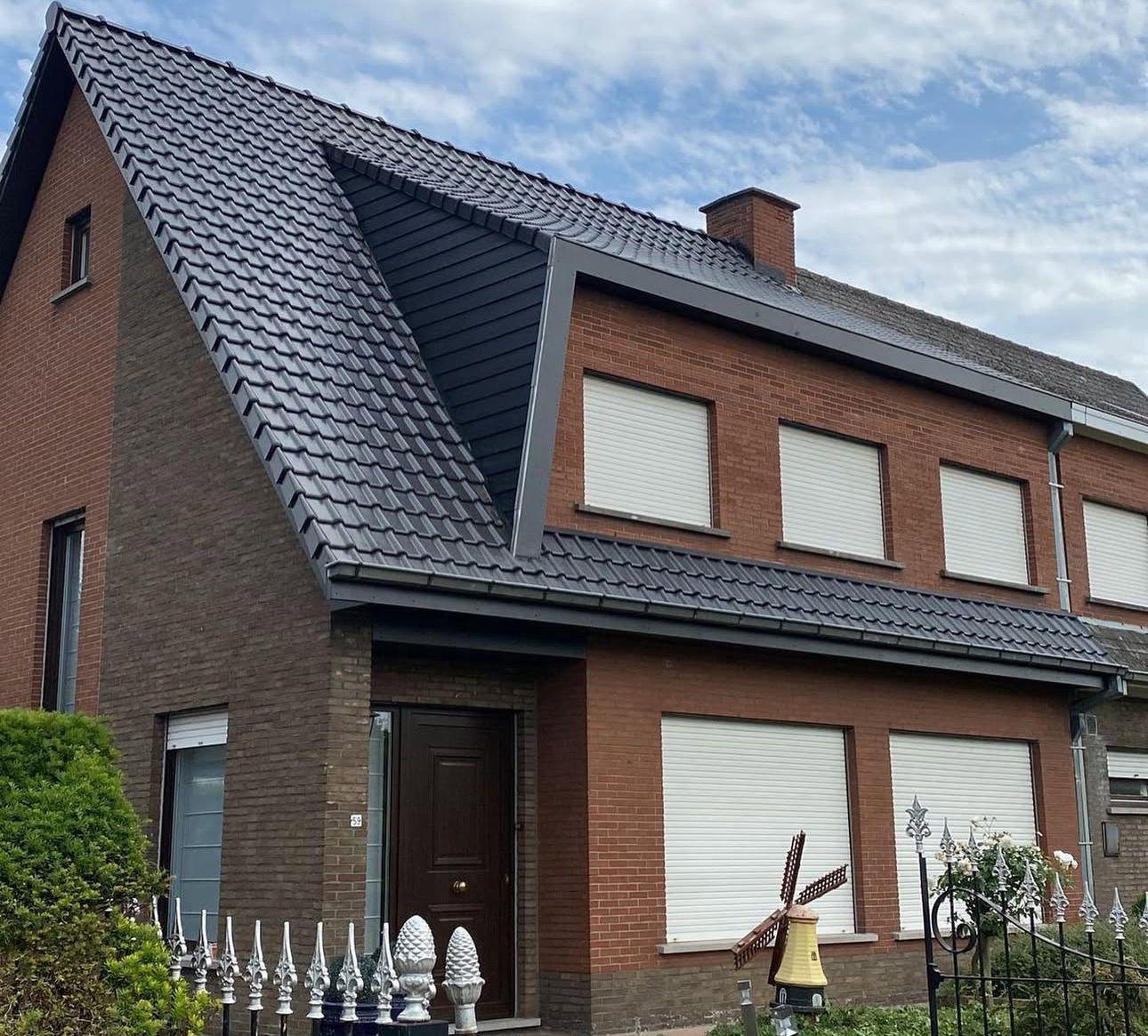 Dezelfde woning na de volledige dakrenovatie door Enervea met nieuwe antracietkleurige dakpannen