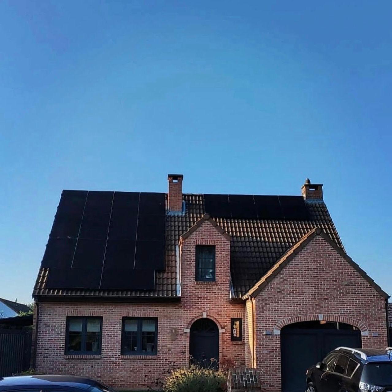 Full black zonnepanelen rond dakramen op een pannendak, vakkundig ingepast door Enervea