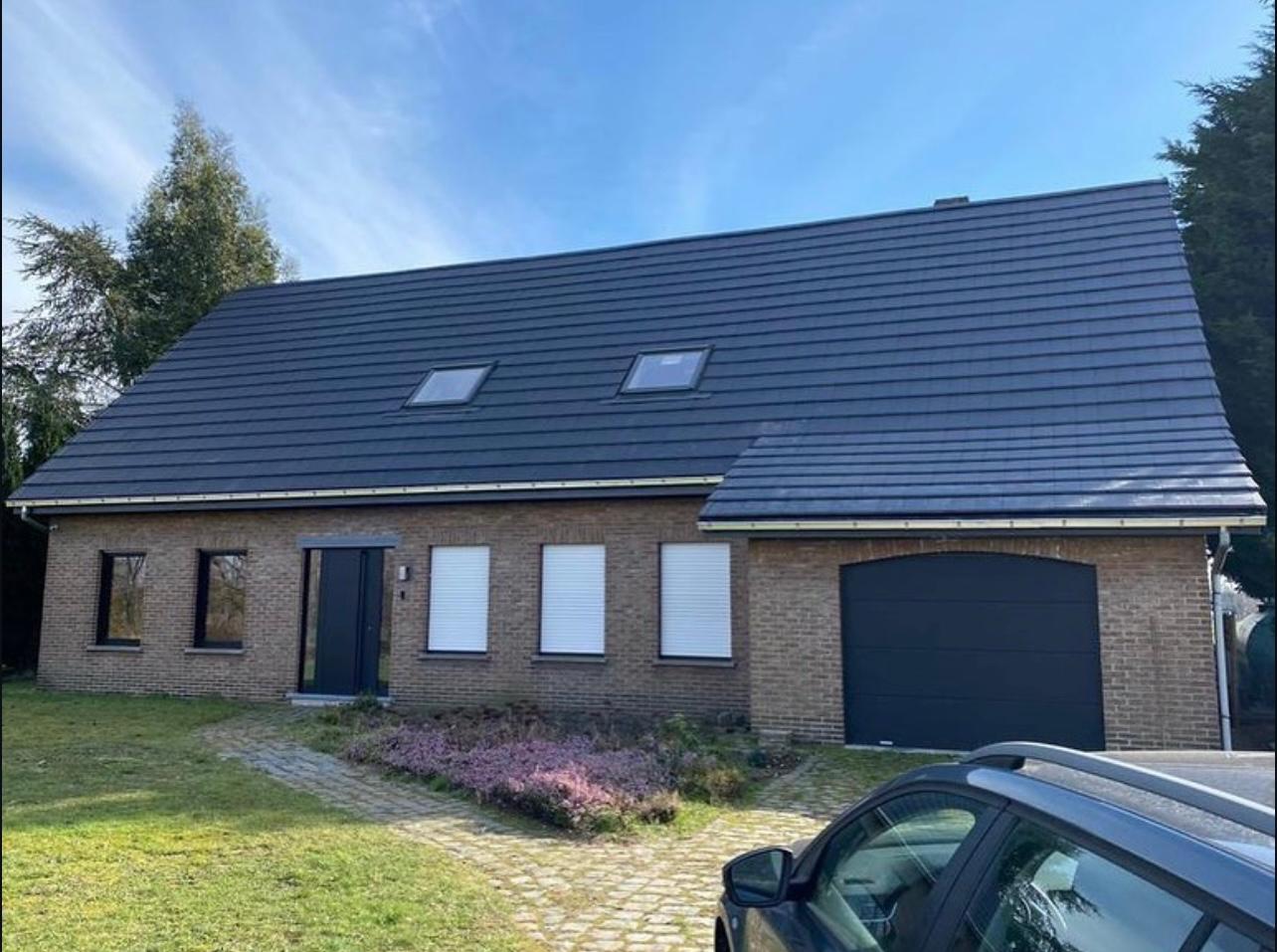 Dezelfde woning na de volledige dakrenovatie met nieuw hellend dak en dakramen