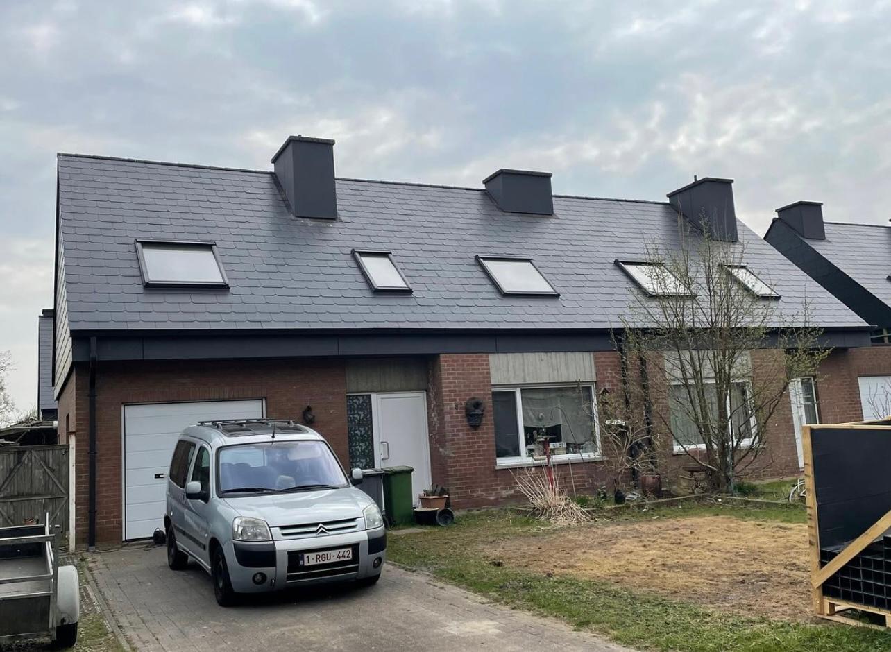 Nieuw kunstleien dak met meerdere dakramen, geplaatst door dakwerker Enervea