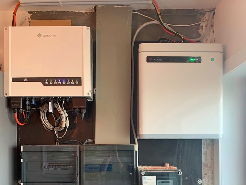 GoodWe hybride omvormer en thuisbatterij met zekeringkast, geïnstalleerd door Enervea