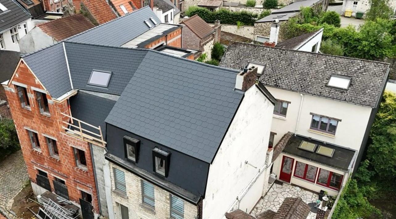 Luchtbeeld van een stadswoning met volledig vernieuwd leien dak en dakvensters